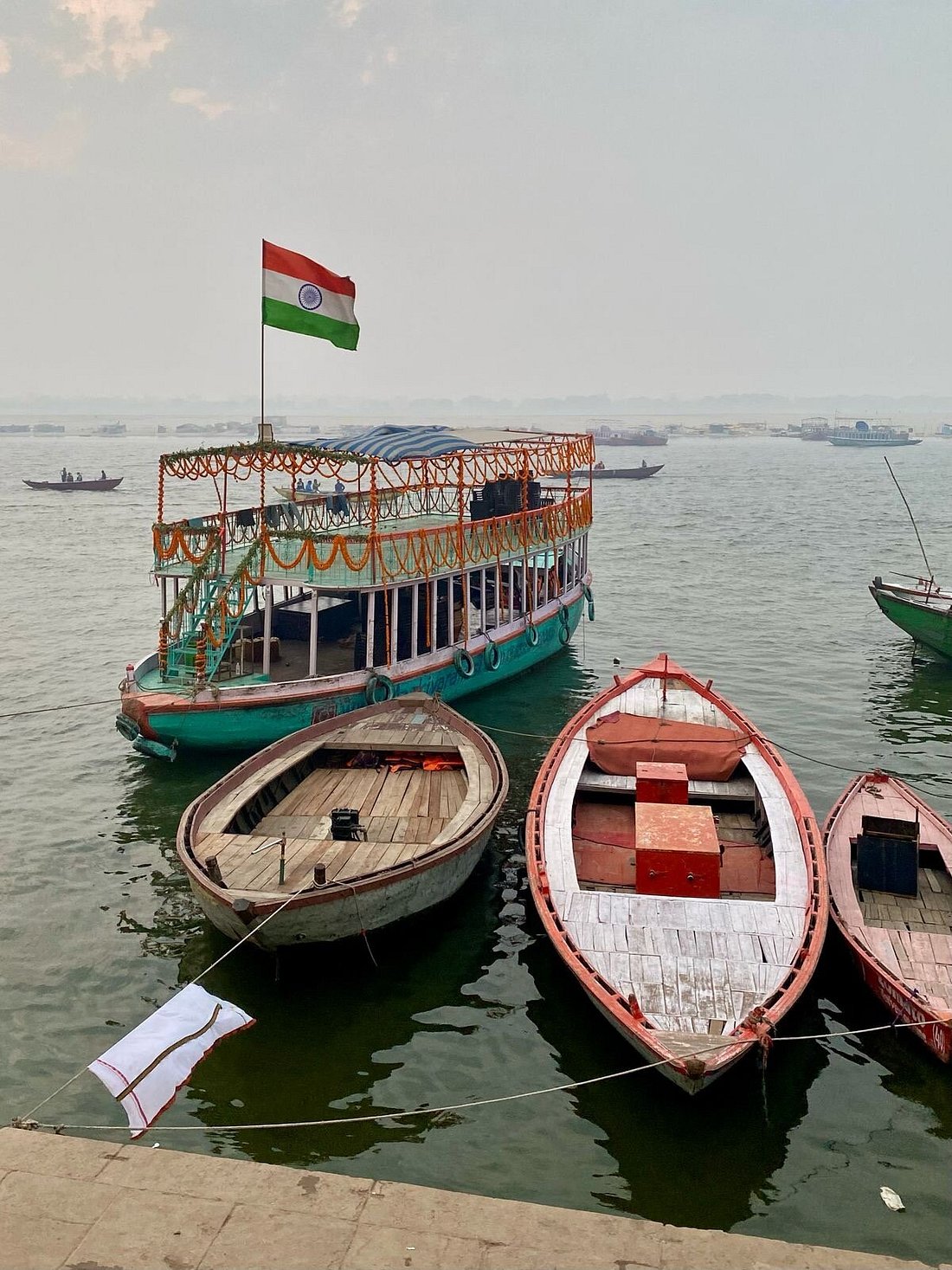 Barques traditionnelles en bois amarrées au ghat
